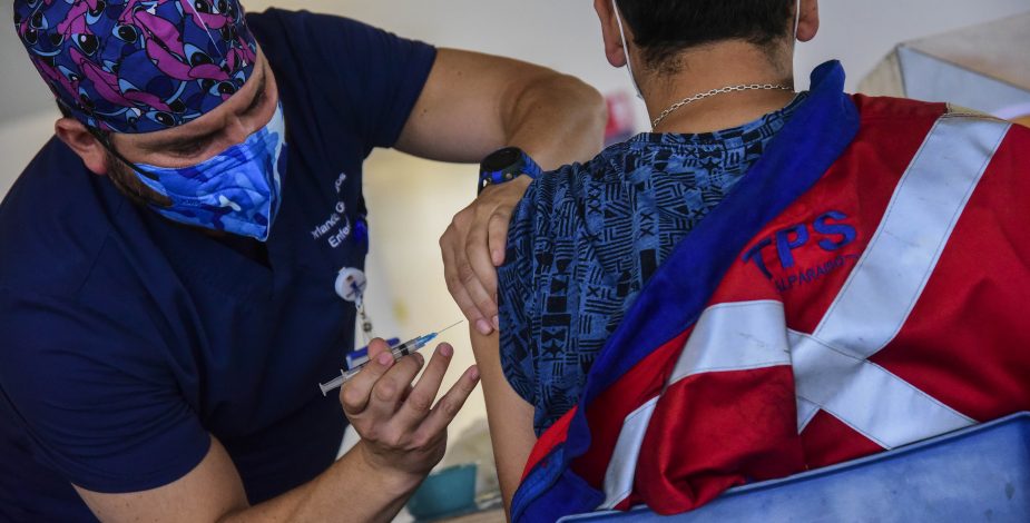 Ministerio de Salud: Más de 3,7 millones de personas se han vacunado contra el coronavirus en Chile