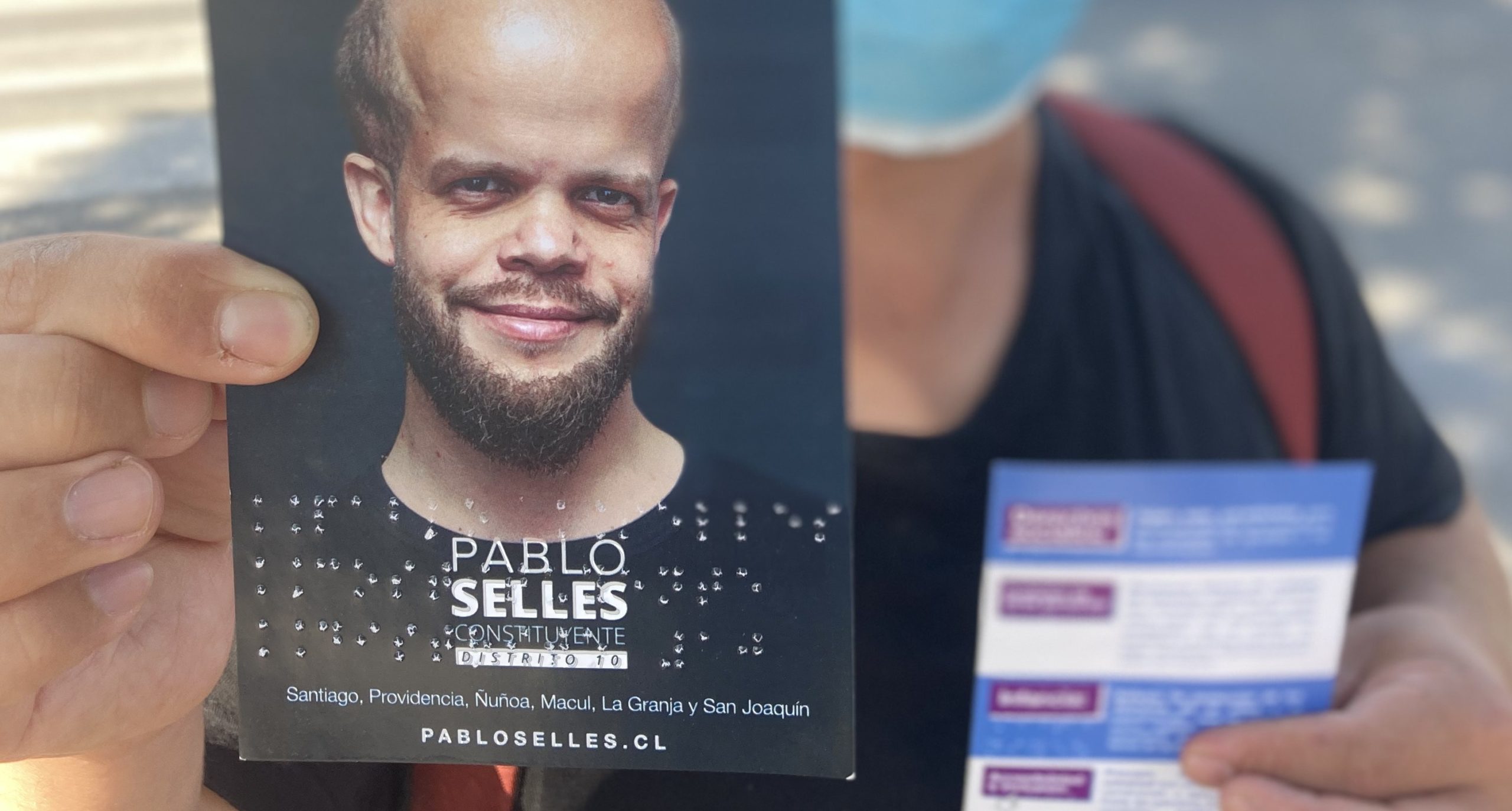 Profesor candidato a constituyente entrega volantes en braille para población ciega
