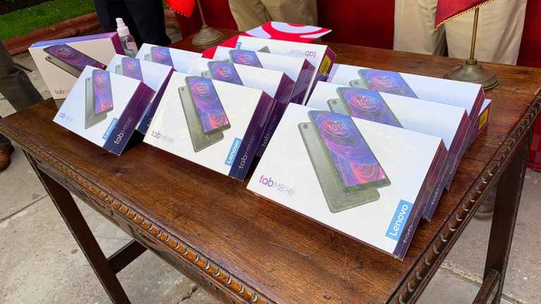 Donan tablets para las clases a distancia de niños y niñas de educación especial de La Serena