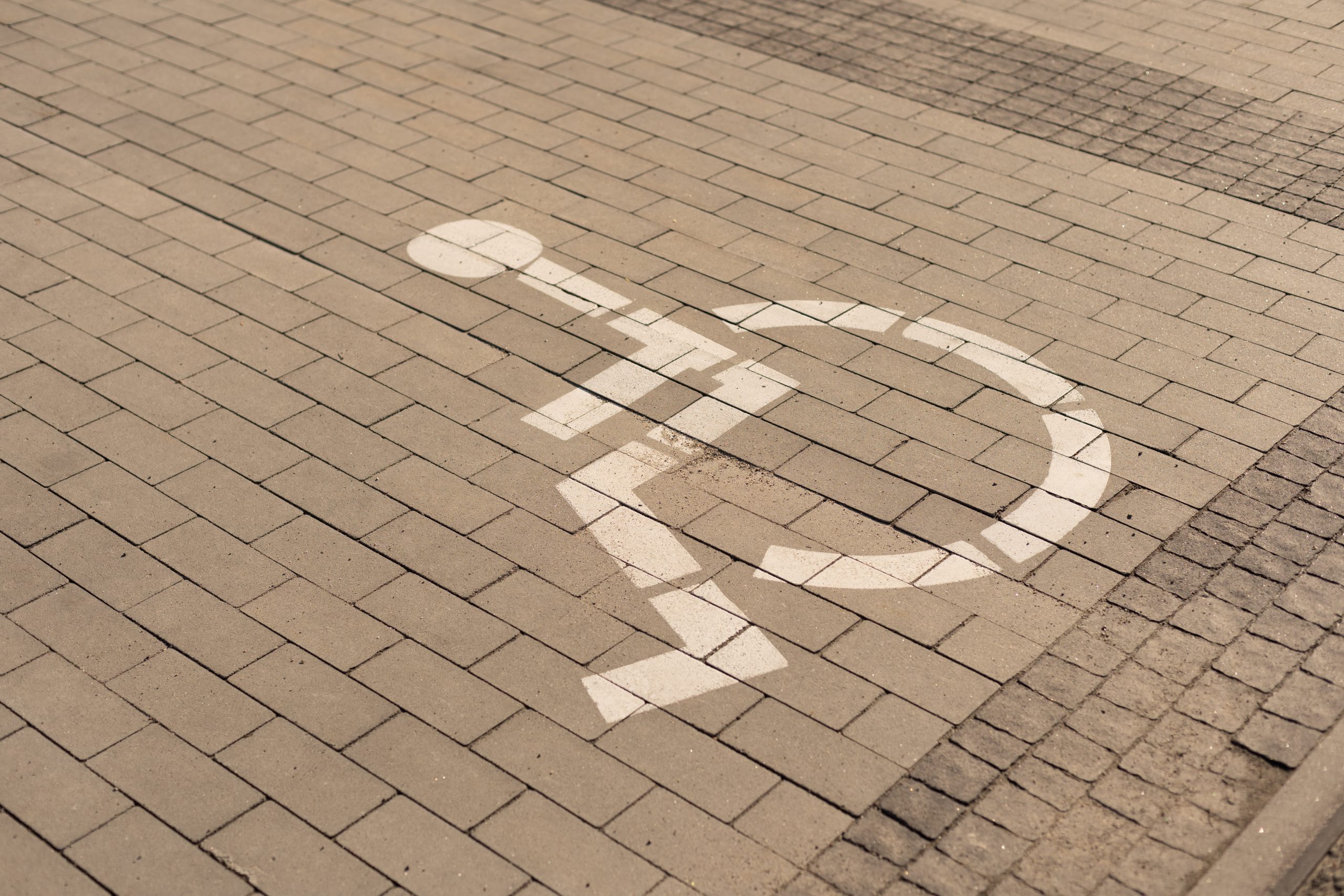 Estacionamientos para discapacitados son utilizados como área de restaurant