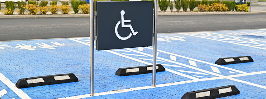 Universidad Católica del Norte avanza en inclusión con nuevos estacionamientos para personas con discapacidad