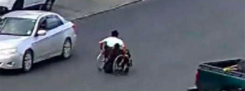 Hombre robó silla de ruedas a persona con discapacidad física y huyó en ella