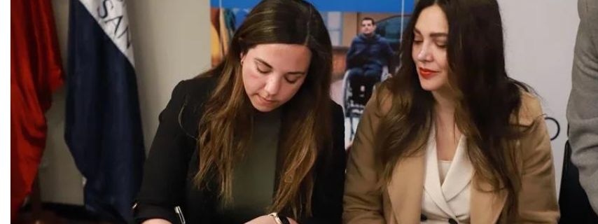 Colegio Médico de Santiago firma histórico convenio para apoyar a personas con discapacidad auditiva