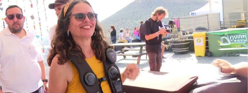 Innovación: Chaleco inclusivo permite a personas con discapacidad auditiva disfrutar de un festival de música en España