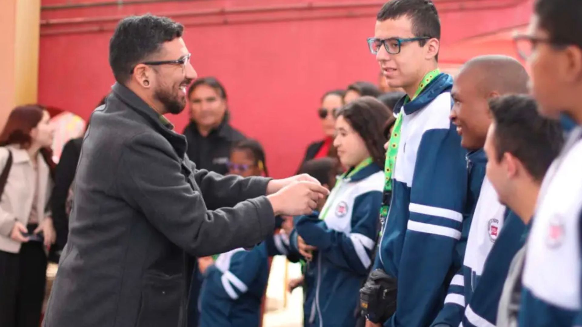 Estudiantes utilizarán cinta de girasoles para un transporte público más inclusivo